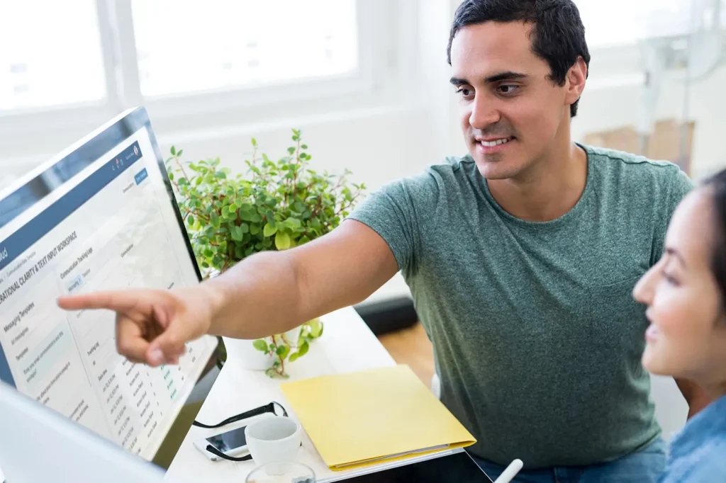 An Access-Salud operational specialist utilizing clear messaging protocols to update client systems.